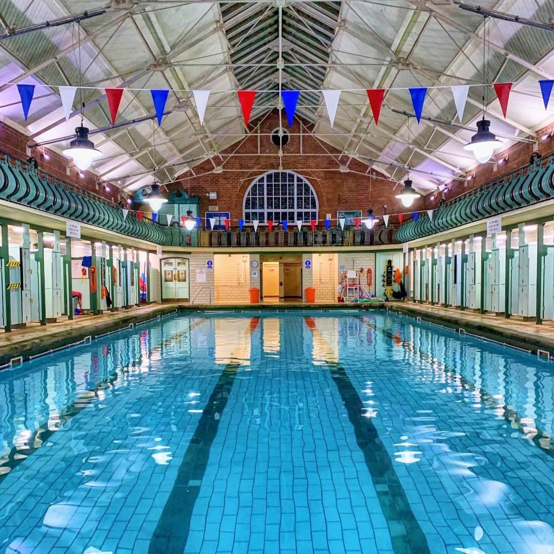 スピードさんのインスタグラム写真 - (スピードInstagram)「😍 Bramley Baths Swimming Pool 🇬🇧 📷: @cj_harrison @bramleybaths  Where's your favourite swimming pool?  #Speedo #LoveToSwim #DreamPool」8月8日 22時15分 - speedo