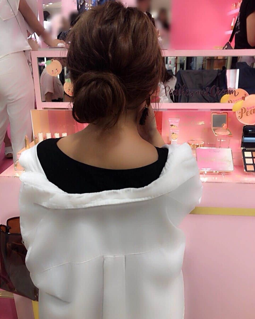 のインスタグラム：「毎日毎日暑いから常にこの髪型🌼😂 ㅤㅤㅤㅤㅤㅤㅤㅤㅤㅤㅤㅤㅤ 下めで結んでゴムに毛先を巻きつけるだけの簡単アレンジ🙆‍♀️💗 ㅤㅤㅤㅤㅤㅤㅤㅤㅤㅤㅤㅤㅤ 前髪も伸びかけだから捻ってピンで止めるだけ！ 浴衣にも良さそうだからまた動画で紹介します🥺❤️ #instagood  #instagram  #fashion #youtube  #accessory #ピアス #ハート #お気に入り #ファッション #メイク  #コスメ #ユーチューブ  #海外コスメ #イベント #トゥーフェイスド #popup #新宿伊勢丹 #TooFaced #コーデ #motd #Libecka #libeckabyshii #ピアス #ヘアアレンジ #hairarrange」