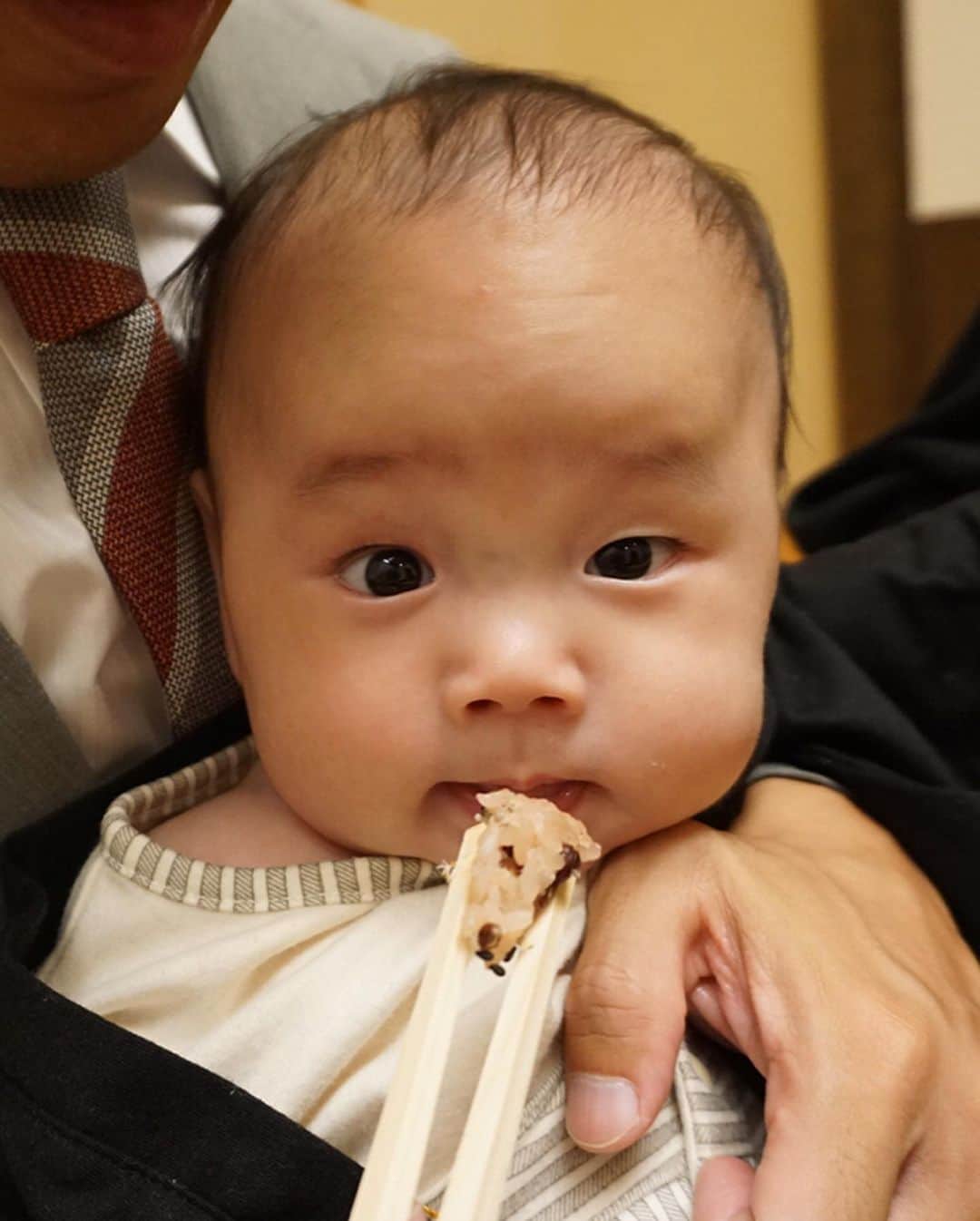凰津りささんのインスタグラム写真 - (凰津りさInstagram)「お食い初め㊗️ . . 先日、100日祝いのお食い初めをとりおこないました👏 . 我が家の家紋入りの袴を着せて✨ . 終始ご機嫌で一回も泣かずお食い初めを無事に終えることが出来ました🥰 . 食べる事に不自由することなく、 幸せいっぱいにこれからもスクスクと成長してくれますように、、、 . . 一つ一つのお料理に込められている願いを知る事が出来てお勉強になりました✨ . #お食い初め #100日祝い  #3ヶ月baby  #長男」8月8日 22時18分 - outsu.risa95
