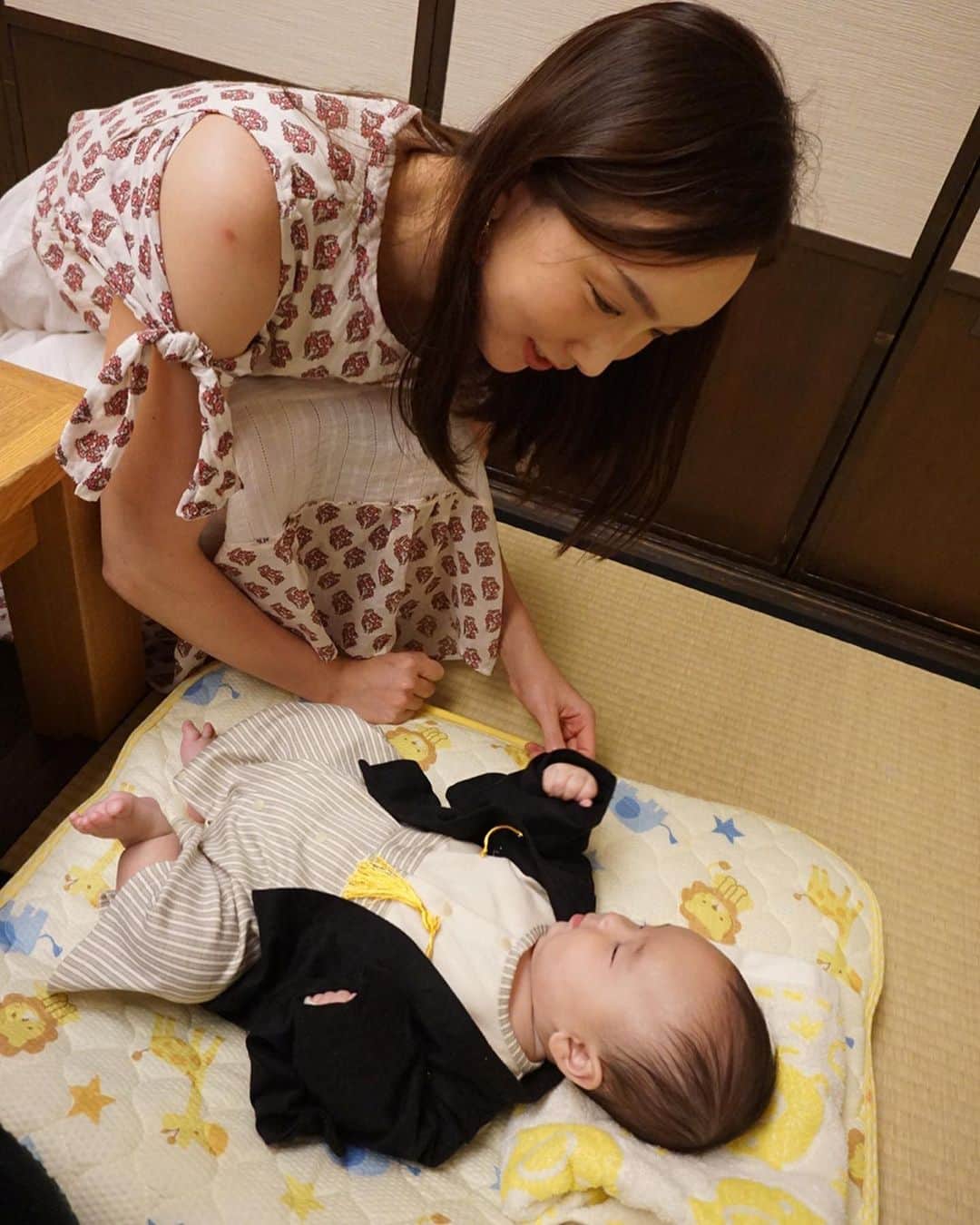 のインスタグラム：「お食い初め㊗️ . . 先日、100日祝いのお食い初めをとりおこないました👏 . 我が家の家紋入りの袴を着せて✨ . 終始ご機嫌で一回も泣かずお食い初めを無事に終えることが出来ました🥰 . 食べる事に不自由することなく、 幸せいっぱいにこれからもスクスクと成長してくれますように、、、 . . 一つ一つのお料理に込められている願いを知る事が出来てお勉強になりました✨ . #お食い初め #100日祝い  #3ヶ月baby  #長男」