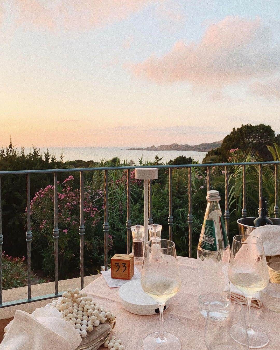 Carin Olssonさんのインスタグラム写真 - (Carin OlssonInstagram)「Dinner for two with the sun setting just in front of us and with an unlimited amount of gelato for dessert 😍 Did I mention I’m loving every second here?! 🍧」8月8日 22時19分 - parisinfourmonths