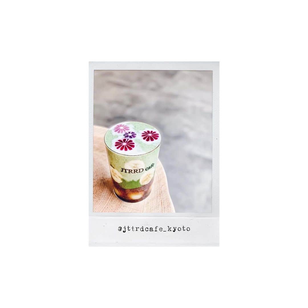 Yukicoさんのインスタグラム写真 - (YukicoInstagram)「𖡼𖠇𖡼 ようやく京都に初上陸✧︎* @jtrrdcafe_kyoto  ヘルシーなスムージーのアートが こんなにもクオリティが高いだなんて𓇬𓂂𐬹 . 驚きを是非手にしてみてください♡ お着物にあわせたい 和柄スイーツ♡ 京都限定スムージーもお見逃しなく👍🏻👍🏻 ‥‥‥‥‥‥‥‥‥‥‥‥‥‥‥‥‥‥‥‥‥‥‥‥‥‥‥‥‥‥‥‥‥‥ #gatheringslikethese#handsinframe#still_life_gallery#foodstyling#beautifulcuisine#livethelittlethings#loves_vscolifestyle#smoothie#osakasweets#foodstagram#sweetsgram#jtrrd#jttrdcafekyoto#greenteatime#matcha#healthyrecipes#healthyfood#smoothierecipes#smoothie#healthylifestyle#smoothie#京都スイーツ#京都カフェ#京都グルメ#抹茶スイーツ#京都限定フレーバー」8月8日 22時20分 - yukicolifecom