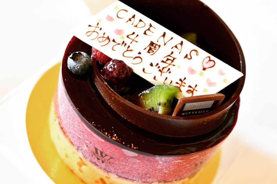 Yuka Maeda ::manicurelistのインスタグラム：「うう😭 祝わずにはいれなかった！ですって😭😭😭😭❤️ なんてこと！😭❤️ ほんとに愛に溢れてる😭💓サプライズ😭😭 いつもありがとうございます😳😭 わたしの大好きな#wittamer 🥺 予想を超える美味しすぎました🥺❤️ 美味しいケーキと、先日いただいた高級メロンもコラボして🍈🤢⭐️⭐️ ３人でワイワイ（笑）なんでかいつもの爆笑しながら（笑） 仲良く頂きました😘 はしぇがわしゃんがメロンとケーキめっちゃ上手に切ってくれました☺️❤️ 今度３人で夜な夜なミーティングというか出かけるの…😘✨ はじめてのやつ（笑） リンも連れてこう👧🏻❤️ 大阪市北区 梅田.中崎町.駅から徒歩7分🚶‍♀️ CADENAS nail eyelash  マツエクアカウント @cadenaseyelash LINE:@ cadenas 🆔検索🙋‍♀️ tel:06-4792-8617. cadenas.nail@gmail.com. . #ネイル #ネイルアート #ネイルデザイン #梅田ネイルサロン  #堂山町ネイル #大人ネイル  #フィルイン #ジェルネイル #jelnail #nails  #nailart #instagood #ワンカラー #大阪ネイルサロン  #上品ネイル #シンプルネイル  #ジェルデザイン #cadenas #カデナ #夏ネイル #fashion #smile #love #美甲 #happy #newnails #loveit #ケーキ」