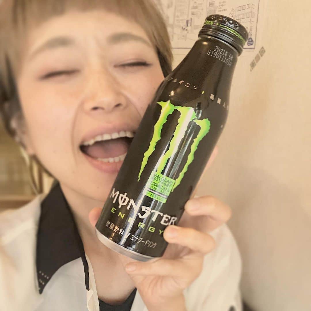 ロシアン佐藤のインスタグラム：「モンスター！！！ #Monsterとモンスター #おなかがすいたらモンスター #ロシアン佐藤 #でかいモンスターが売ってた #飲んだらグフゥってなった #一気に沢山飲んだらだめ」