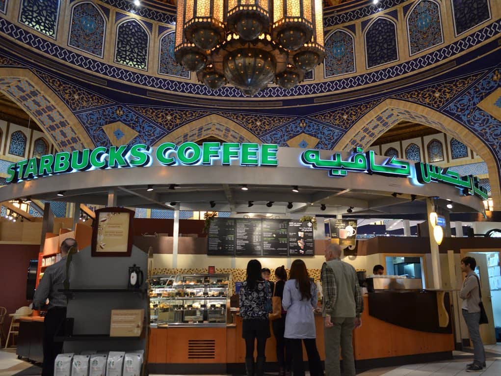 小谷津友里さんのインスタグラム写真 - (小谷津友里Instagram)「旅photo連続で失礼🐻 ドバイにあるスタバ✈️💓﻿ ﻿ 何年も前に旅行で行ったんだけど﻿ ここ数年では﻿ 世界一美しいスタバ、だなんて呼ばれているね(๑°⌓°๑)﻿ ﻿ ﻿ Ibn Battuta Mall﻿ っていう巨大なショッピングモールの﻿ 中に入っている店舗☕💭💕﻿ ﻿ ﻿ スタバは﻿ ペルシャコートっていうエリアにあって﻿ モスクみたいになってた🌎﻿ ﻿ ﻿ ドバイはなんでもかんでも﻿ 豪華絢爛でキラキラしてたよ～笑﻿ 地面が大理石だったり﻿ なんでも世界一を狙ってたり﻿ 刺激のある地だった🥳﻿ ﻿ 砂漠やスークもあるし﻿ 面白い🐫 ﻿ -----------------------------﻿ ﻿ 📍Ibn Battuta Mall (イブン・バットゥータ・モール)﻿ ﻿ アラブ首長国連邦 ドバイ﻿ ﻿ -----------------------------﻿ ﻿ ﻿ #ドバイ #こやゆり旅 #travel#trip #ドバイ旅行 #ドバイグルメ #ドバイスタバ#スタバ#スターバックス#世界一美しいスタバ #フラペチーノ#dubai #dubai🇦🇪 #女子旅#トラベラー#海外旅行」8月8日 22時25分 - yurikoyatsu