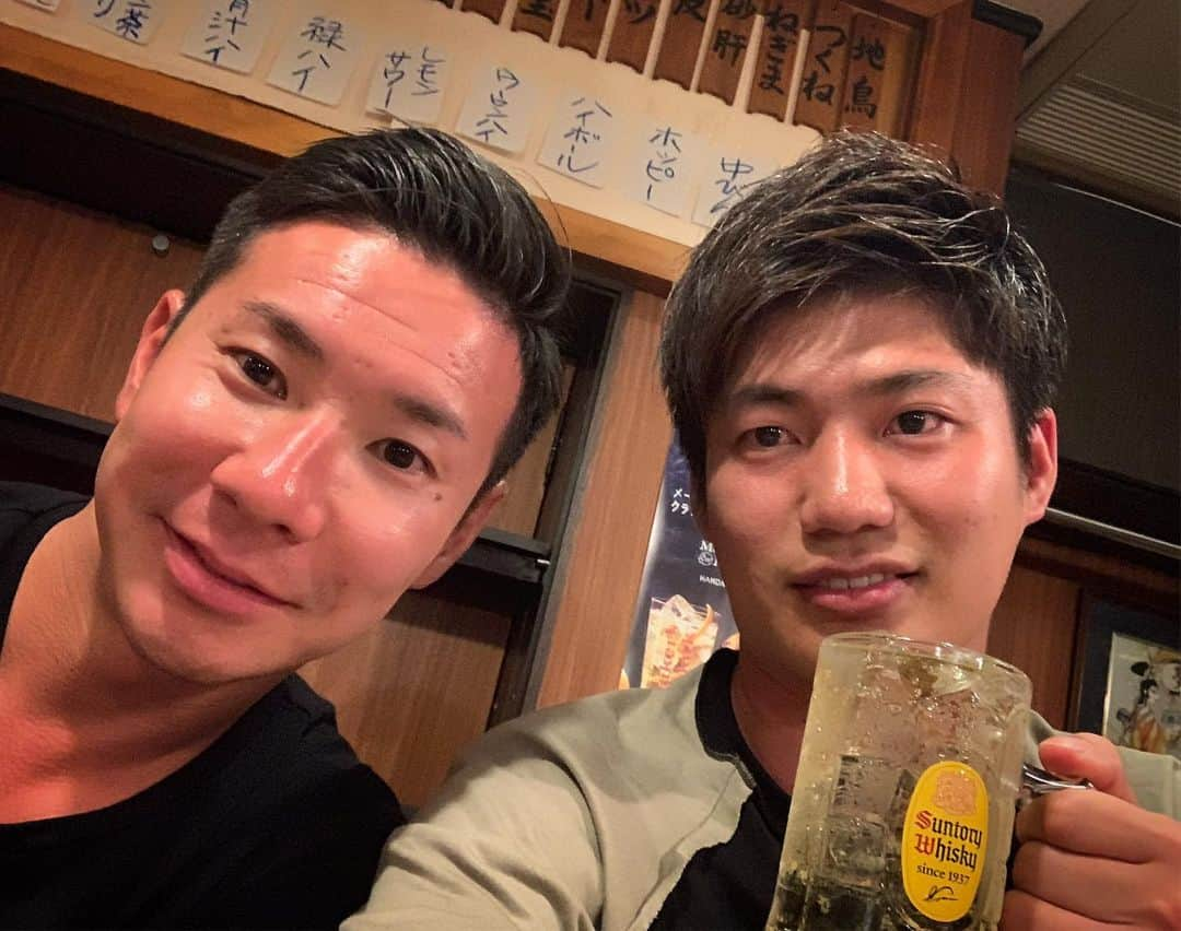 大嶋和也さんのインスタグラム写真 - (大嶋和也Instagram)「可夢偉とサシ飲み^ ^ モータースポーツについて熱く語ってます。」8月8日 22時27分 - kazuya_oshima