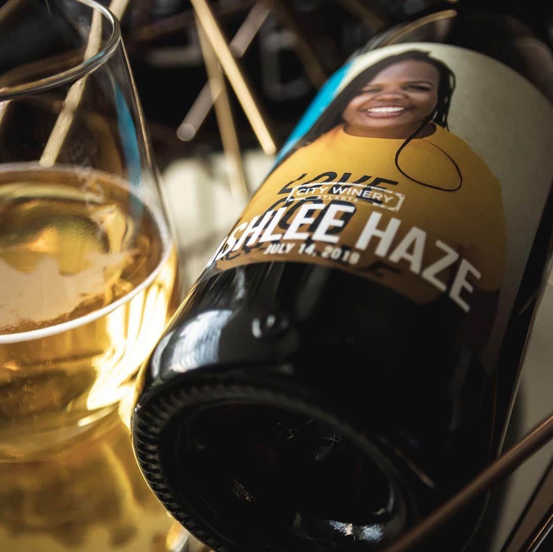 アシュリー・ヘイズさんのインスタグラム写真 - (アシュリー・ヘイズInstagram)「I'm so excited to have partnered with @citywineryatl for my own wine! For a limited time you can get a commemorative 2018 Chardonnay with my face on it! Available at www.ashleehaze.com/shop 📸 @mrlouisstudios  #ashleehaze #citywinery #poetry #comedy #wine」8月8日 22時33分 - ashleehaze
