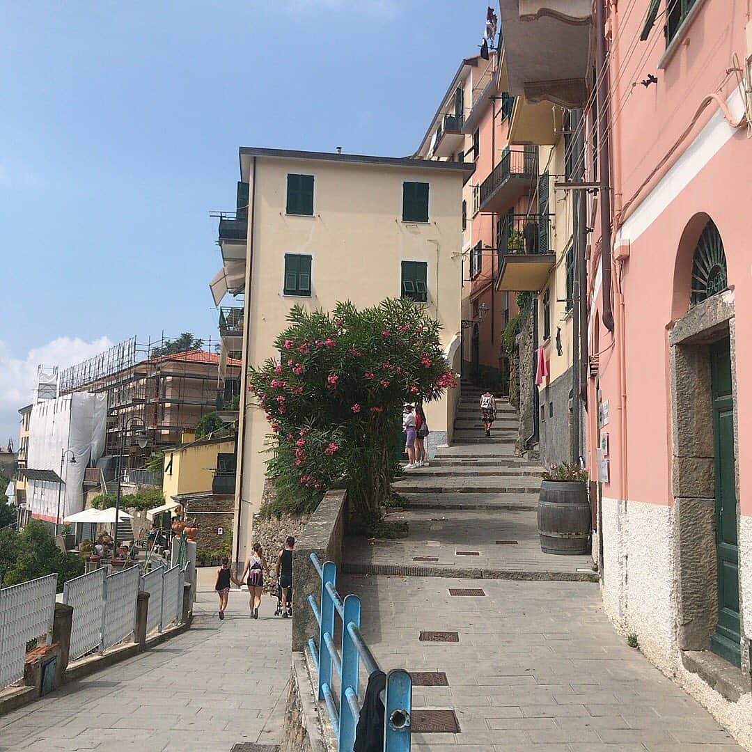 船曳ひろみさんのインスタグラム写真 - (船曳ひろみInstagram)「カラフルな街並みが可愛い♡ イタリアは暑くてジェラートもすぐ 溶けた〜 #pi_tabi #italy🇮🇹」8月8日 22時33分 - hiromi_funabiki