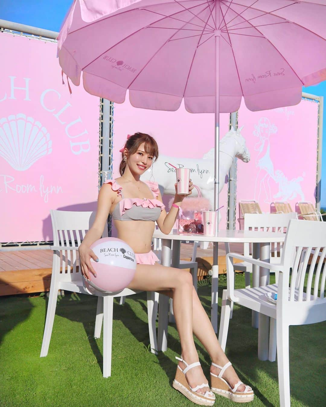 小沼瑞季さんのインスタグラム写真 - (小沼瑞季Instagram)「⛱👙💘﻿ ﻿ 大磯ロングビーチのピンクスポット💖﻿ Sea Room lynnコラボのBEACH CLUBへ🐬﻿ ﻿ もう、、とにかく可愛すぎた🤦‍♀️💕💕💕﻿ ﻿ ﻿ 夕方に来て少ししかいなかったけど﻿ 背中にしっかり水着の日焼け跡が...🌞←塗り忘れ﻿ わたくし、また焦げました😂笑﻿ ﻿ ﻿ #searoomlynn#beachclub#oisolongbeach#pameopose#chesty#大磯ロングビーチ#水着#ビキニ#プール#풀장#비치#フォトジェニック#夏休み#プチ旅行#みいきとらべる✈️」8月8日 22時33分 - mizukikonuma