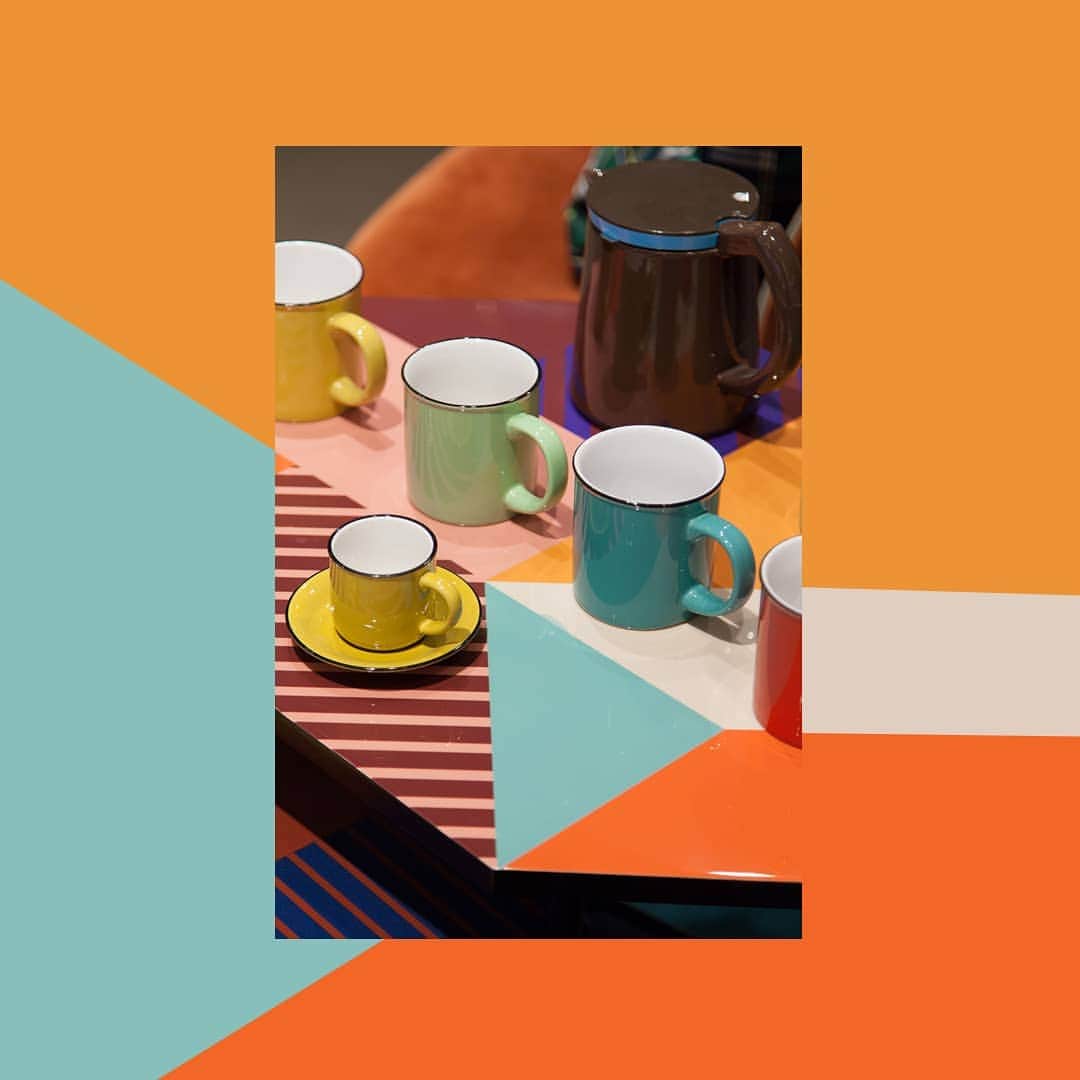 ベンシモンのインスタグラム：「Jeu concours! 🎉  On continue de jouer! 🎈 On rêve de voir notre sélection déco dans vos intérieurs et comme l’été nous donne aussi envie de vous faire plaisir nous avons imaginé un jeu spécialement pour les fans de déco!  Photographiez votre pièce déco Bensimon préférée et tentez de gagner un bon d’achat valable sur tout le site Bensimon.  Pour participer, c’est simple: > Prenez en photo votre pièce déco Bensimon dans votre intérieur > Postez la photo sur votre compte Instagram avec les hashtags #maisonbensimon et #decobensimon sans oublier de nous taguer @bensimoncollection !  Chaque mois notre photo préférée sera selectionnée et le/la gagnante recevra un bon d’achat de 100€ à utiliser sur Bensimon.com ✨ Rendez-vous dans nos concept stores et sur Bensimon.com pour découvrir notre offre déco !  Fin du concours et sélection du gagnant Vendredi 30 août à 17 heures, à vos appareils ! 📸📱 *En nous taguant sur la photo vous acceptez que celle-ci soit utilisée par la marque Bensimon ! 😉」
