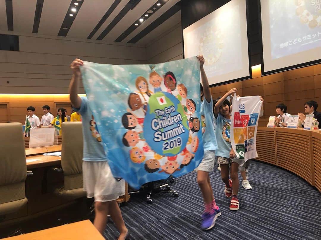 のインスタグラム：「The Earth Children Summit2019 無事終了。今年のテーマは「海洋プラスチックゴミ」。 大人先生として参加したが、こちらこそ勉強になりました。 子供たちの熱量を大切にしていきたい。 #childrensummit  #地球こどもサミット  #大人先生 #海洋プラスチックごみ  #海洋プラスチックごみ問題」