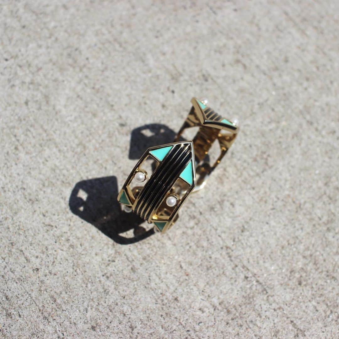 ルル フロストさんのインスタグラム写真 - (ルル フロストInstagram)「A favorite of designer Lisa Salzer’s from the new FW19 collection, the Verto Cuff is striking with clean lines, minty green enamel and lustrous pearl accents. #fw19 #lulufrost」8月8日 22時48分 - lulufrost