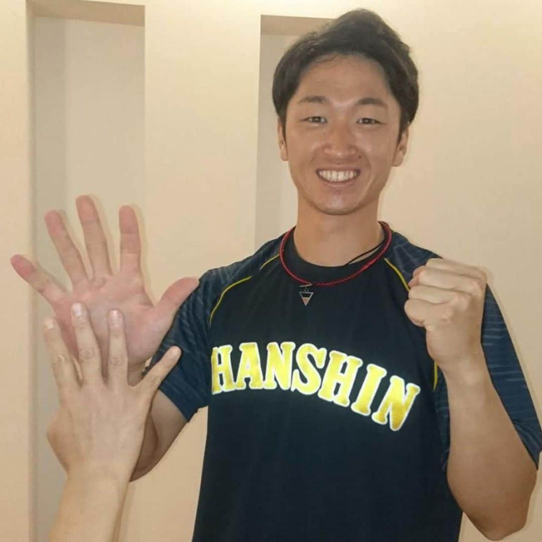 阪神タイガースさんのインスタグラム写真 - (阪神タイガースInstagram)「今日の試合でホームラン９本目の近本選手‼️ #近本光司 選手 #ホームラン #9本目 #ナイスバッティング ✨ 9本のお手伝いをしているのは円陣でもお馴染みの #仲野トレーナー #ナイストレーナー ✨ #阪神タイガース」8月8日 22時48分 - hanshintigers_official