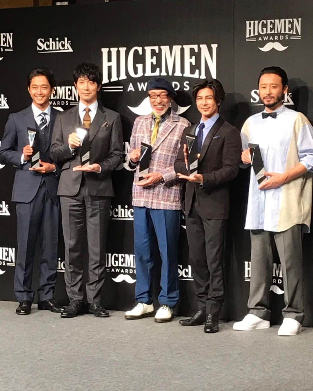 佐藤寛太さんのインスタグラム写真 - (佐藤寛太Instagram)「本日第一回 HIGEMEN AWORDS 授賞式に参加させていただきました‼️✨ 普段プライベートと仕事の オンオフで髭のスタイルを変えているので 表舞台に立つ際に 髭を生やしたまま 出ることがなかったので とても新鮮でした。  今秋公開の映画 『いのちスケッチ』 では初の髭を生やしてる役所を 演じさせていただきました。 これからも髭を一つの 生活スタイルとして 楽しんで行きたいと思います‼️ #8/8 #髭の日 #Schick #HIGEMEN #麻布テーラー」8月8日 22時43分 - kanta_sato_