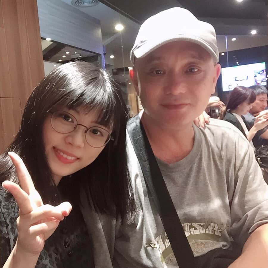 のインスタグラム：「・ ・ 父親節快樂！ 爸爸說這是他最快樂的父親節❤️ 因為我剛好回來，加上明天放颱風假 （愛開玩笑😂 颱風天大家要注意安全喔！ ・ 以前總是不愛回家，但這次的假期也盡量待在新竹陪家人 珍惜相處的時光🥰 雖然總是吵吵鬧鬧！但我愛我的家人❤️❤️這就是個家庭吧！ 祝大家父親節快樂喔🥰🥰🥰 ・ ・ 今日は台湾のパパの日！ 8月8日なので、8の中国語はパだからだよ🌟 ハッピーパパの日！ パパとママと一緒にご飯食べた！ ・ 👨「今年は最高のパパの日だね！ 明日は台風でお休みだから」←冗談 ・ 面白いパパだよね🤣 でも喜んでくれてよかった❤️ ・ 何年前に、そんなに家に帰ってなかった。でも今回の休みはなるべく地元新竹にいるように 家族と過ごしたいんだ。 いつも賑やかな、口喧嘩とかあるけど、それは家族だな〜と思う笑 皆さんもハッピーパパの日👨 ・ 台湾にいる皆さん、台風を気をつけてねー！ ・ #パパの日 #20190808 #父の日 #父親節 #施鈺萱 #新竹 #家人」