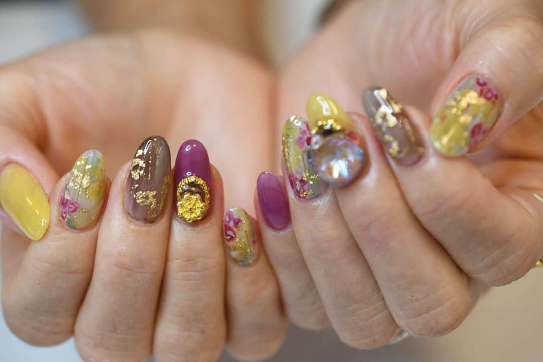 Yuka Maeda ::manicurelistのインスタグラム：「. . 大阪市北区 梅田.中崎町.駅から徒歩7分🚶‍♀️ CADENAS nail eyelash  マツエクアカウント @cadenaseyelash LINE:@ cadenas 🆔検索🙋‍♀️ tel:06-4792-8617. cadenas.nail@gmail.com. . #ネイル #ジェルアート #大人かわいい #梅田ネイル #堂山町 #大人ネイル #個性派ネイル #クリアネイル #ジェルネイル #nail #notd #ニュアンスネイル #instanail #ワンカラー #夏ネイル  #ネイルデザイン #ongels #美甲 #osaka  #ジェルデザイン #cadenas #指甲 #spring #Insatnails #fashion #シアーネイル #うる艷ネイル #トレンドネイル  #クリムト展 #クリムト」