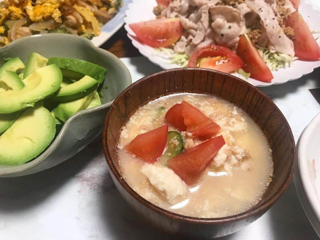 高橋ユウさんのインスタグラム写真 - (高橋ユウInstagram)「今日の晩ご飯は🙏😋 ・チキンステーキ ・豚しゃぶサラダ ・ゴーヤーチャンプルー ・冷や汁 ・アボカド醤油  冷や汁に入れるはずの大葉買い忘れてショック!! でも夏を感じられたから良し👍 あ、冷や汁はスーパー簡単バージョンだよ🥰  チキンステーキは #家事ヤロウ で教わった焼き方に✌︎ そうすると焦げないし、仲間で火が通るしジューシーで美味しい!  #高橋さんちのユウ飯」8月8日 22時47分 - takahashiyu.official