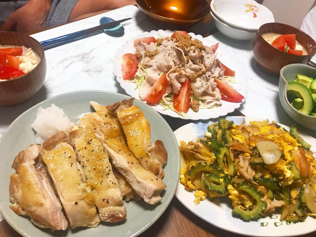 高橋ユウさんのインスタグラム写真 - (高橋ユウInstagram)「今日の晩ご飯は🙏😋 ・チキンステーキ ・豚しゃぶサラダ ・ゴーヤーチャンプルー ・冷や汁 ・アボカド醤油  冷や汁に入れるはずの大葉買い忘れてショック!! でも夏を感じられたから良し👍 あ、冷や汁はスーパー簡単バージョンだよ🥰  チキンステーキは #家事ヤロウ で教わった焼き方に✌︎ そうすると焦げないし、仲間で火が通るしジューシーで美味しい!  #高橋さんちのユウ飯」8月8日 22時47分 - takahashiyu.official