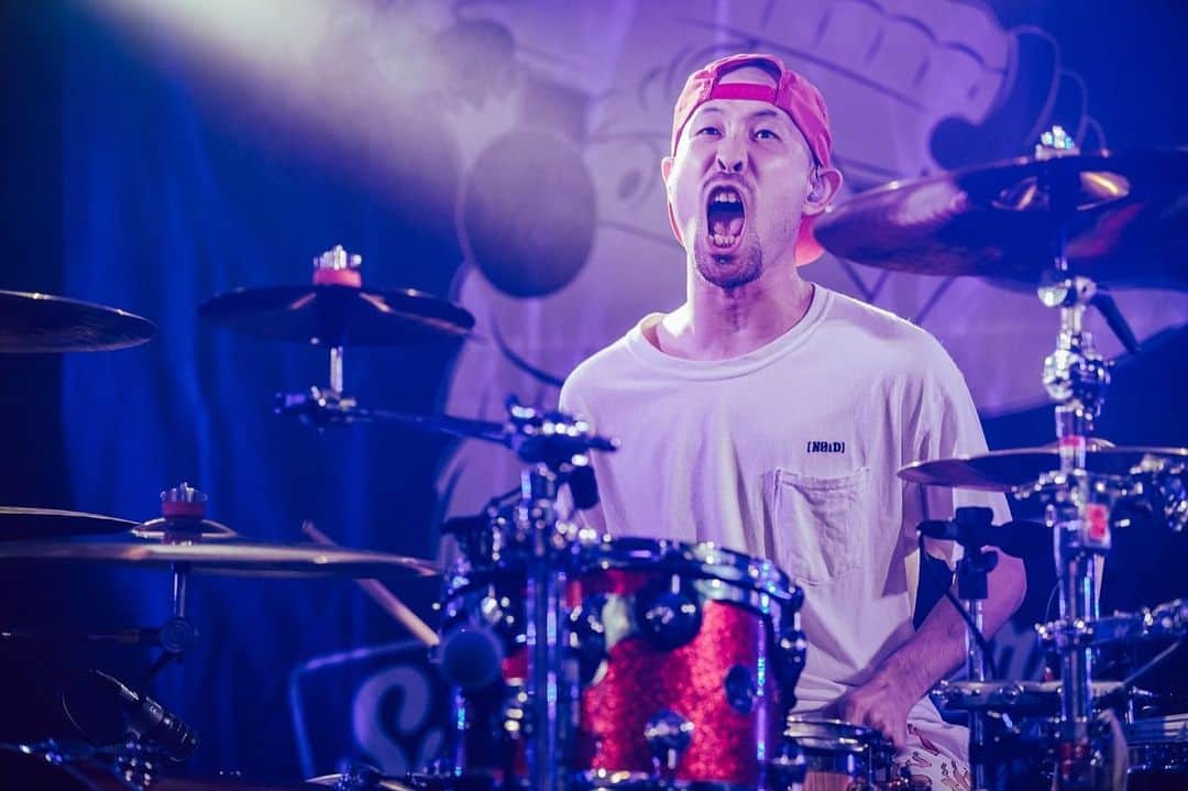 のインスタグラム：「都会のラクダ Tour 2019〜今すぐお届け！本格、ラクダチェリーパイ！〜 岡山CRAZYMAMA KINGDOM  w）SIX LOUNGE  SIX LOUNGE、そして岡山のあなたにびっくらぶっ！！🦍🦍🦍🦍 photo by @junpeihiyoshi」