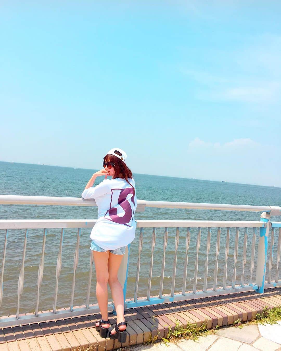 佐藤もも子のインスタグラム：「おやすみなさい🌙💤 #scrosstyo #sea #fashion #photo #model #summer #girl #sky #apparel #アパレル #着用モデル #モデル #撮影 #海 #夏 #カジュアル #カジュアルコーデ #写真 #ポートレート」