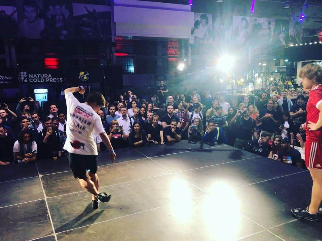 石田太志さんのインスタグラム写真 - (石田太志Instagram)「It was really good battle for me. ･ #footbag #フットバッグ #サッカー #フットサル #石田太志 #taishiishida #soccer #follow #世界一 #worldchampion #パフォーマンス #performance #performer #instagramer #世界大会 #バトル #battle #worldchampionship #ステージ #stage #ポーランド #poland」8月8日 22時54分 - taishiishida