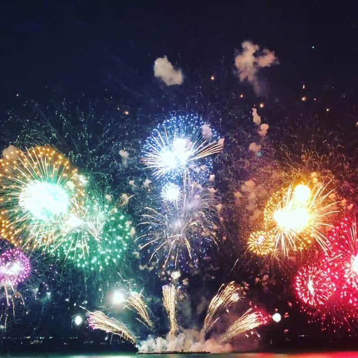 笛木優子のインスタグラム：「びわ湖大花火大会🎇  すっばらしかったです💕💕 今でも興奮冷めやらず。。。 綺麗な花火の連続で感動しました 🎇  #びわ湖花火大会 #琵琶湖花火大会」