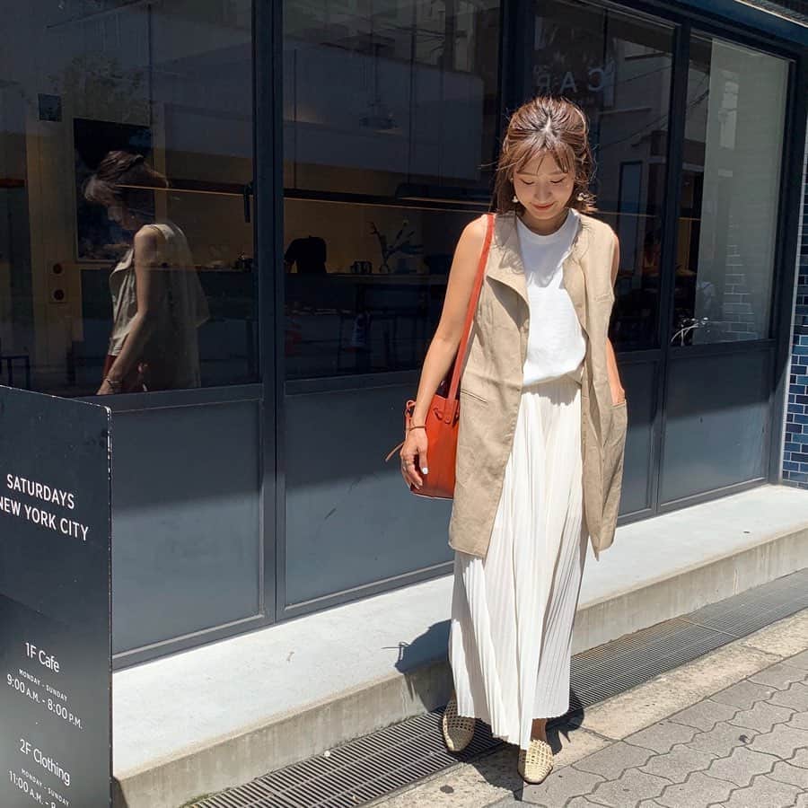 のインスタグラム：「ストーリーに沢山お問い合わせいただいているベージュのジレは、 いつも撮影でお世話になってる @jungle_jungle_jgcollection さんのものです♡♡ ・ @erinajinno ちゃんのジレコーデが可愛くて早速get🙈！ ・ ・ きょうも良い1日でした✨ ・ ・ ・ tops @jungle_jungle_jgcollection @iliannloeb accessory @blanc_official.jp  pants,shoes @tomorrowland_jp bag @mansurgavriel」