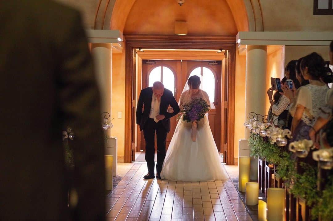 ヴィラデマリアージュさいたまのインスタグラム：「—Party Report— . “アメのちハレルヤ” Keita & Misa’s wedding . . 「止まない雨はない」 . 小雨。大雨。土砂降り。 どんな時も傘を差し、 ゆっくりゆっくりと晴れを待つ . 誰しもみんな辛い時はあるけれど 必ず誰かに支えてもらって生きている . それを乗り越えた時、 楽しい未来は待っていて . 自分を支えてくれている人達の 大切さをより感じることができる . . おふたりの人生をヒアリングさせて頂き 生まれたウェディングネーム . . さらにヒアリングを通して、 おふたりだけのもう一つのウェディングネーム . “father’s day” ご結婚式で特に感謝をお伝えしたい方 父の日も近かったこともあり このウェディングネームを付けさせて頂きました . アメを乗り越えたおふたりだからこそ 素敵なハレの日を迎えられた Bon Mariages! . . #villasdesmariages#ヴィラデマリアージュ#ヴィラデマリアージュさいたま#結婚式レポート#結婚式場#ウェディング#wedding#ブライダルフェア  #式場見学#大宮結婚式場#結婚式場探し#式場探し#南フランス #ウェディングネーム#weddingname#コンセプトウェディング#プレ花嫁#プレ花嫁準備#プレ花嫁さんと繋がりたい#卒花嫁#卒花嫁レポ#卒花嫁さんとも繋がりたい#weddingphotography#weddingphotos#weddingphoto#ウェディングフォト」