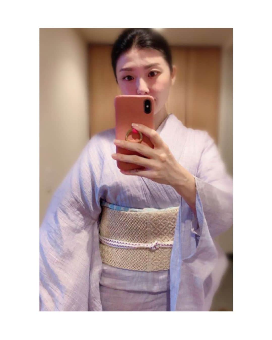 のインスタグラム：「新しい帯揚げを合わせてお出かけ。  #歌舞伎 をはじめ #お着物 や #日本の伝統 が長く守られ受け継がれますように。 #kimono #kimonocordinate #japanesekimono #japanesetradition #beautifultradition #lovekimono  #instakimono  #お着物 #お着物コーディネイト #日本の伝統 #守るべきもの #帯とお着物 #帯締めと帯揚げ #お草履とバッグ #組み合わせが楽しい  #亜紀の和装記録」