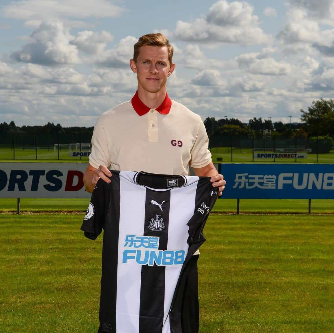 エミル・クラフトのインスタグラム：「Now it’s finally official! I’m very happy to be a part of @nufc for the next 4 years, can’t wait to get started and begin the season! ✍️ I would also want to thank @amiensscfootball for the last year! All the players, straff and the fans who has supported me during the season! MERCI」