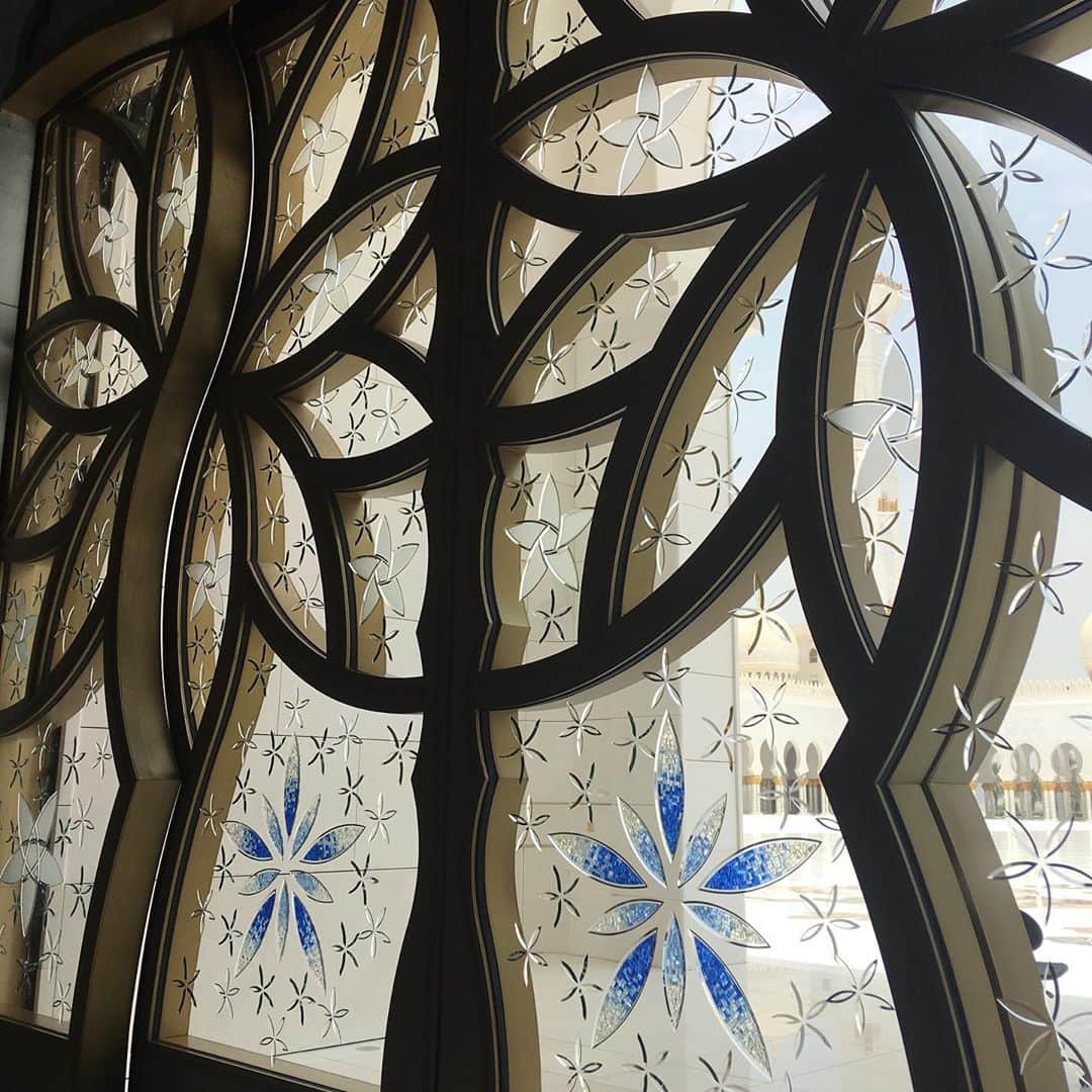 珠久美穂子さんのインスタグラム写真 - (珠久美穂子Instagram)「ドバイからアブダビへ  一度行きたかった シェイク・ザーイド・モスク  世界最大のペルシア絨毯があり 伝統的なイスラムのデザインと 近代的な建築技術が用いられていて 世界で6番目に大きいモスク！ 女性は肌を見せてはいけないので 暑くて倒れそうになった💦💦 #SheikhZayedMosque #sheikh  #dubai  #dubai🇦🇪 #holiday #ドバイ  #ドバイ旅行  #ドバイ女子旅  #دبي#砂漠 #デザートサファリ  #ラクダ #ラクダ乗り #アブダビ  #アブダビ旅行  #アブダビ観光 #モスク」8月8日 23時02分 - shukumihoko
