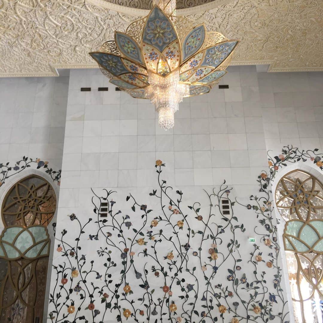 珠久美穂子さんのインスタグラム写真 - (珠久美穂子Instagram)「ドバイからアブダビへ  一度行きたかった シェイク・ザーイド・モスク  世界最大のペルシア絨毯があり 伝統的なイスラムのデザインと 近代的な建築技術が用いられていて 世界で6番目に大きいモスク！ 女性は肌を見せてはいけないので 暑くて倒れそうになった💦💦 #SheikhZayedMosque #sheikh  #dubai  #dubai🇦🇪 #holiday #ドバイ  #ドバイ旅行  #ドバイ女子旅  #دبي#砂漠 #デザートサファリ  #ラクダ #ラクダ乗り #アブダビ  #アブダビ旅行  #アブダビ観光 #モスク」8月8日 23時02分 - shukumihoko