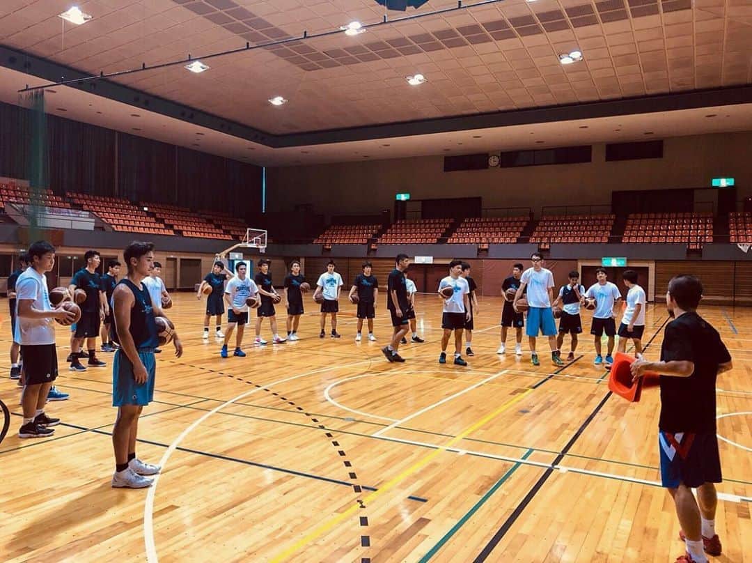 青木康平のインスタグラム：「今日は共立大学の男子バスケ部のトレーニングに行ってきました！ 久しぶりに会う彼らは少したくましくなっていました💪 今日彼らに話した事が彼らに響いていたら嬉しいです！ また呼んで頂いて本当に感謝です🙇川面さんありがとうございました🙇 全ては自分次第👊 行動あるのみ👊👊👊 #watchandc#watchandcacademy#九州共立大学#男子バスケ部#川面さん#11」