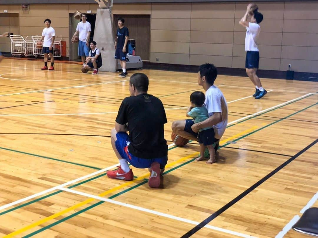 青木康平さんのインスタグラム写真 - (青木康平Instagram)「今日は共立大学の男子バスケ部のトレーニングに行ってきました！ 久しぶりに会う彼らは少したくましくなっていました💪 今日彼らに話した事が彼らに響いていたら嬉しいです！ また呼んで頂いて本当に感謝です🙇川面さんありがとうございました🙇 全ては自分次第👊 行動あるのみ👊👊👊 #watchandc#watchandcacademy#九州共立大学#男子バスケ部#川面さん#11」8月8日 23時02分 - cohey11