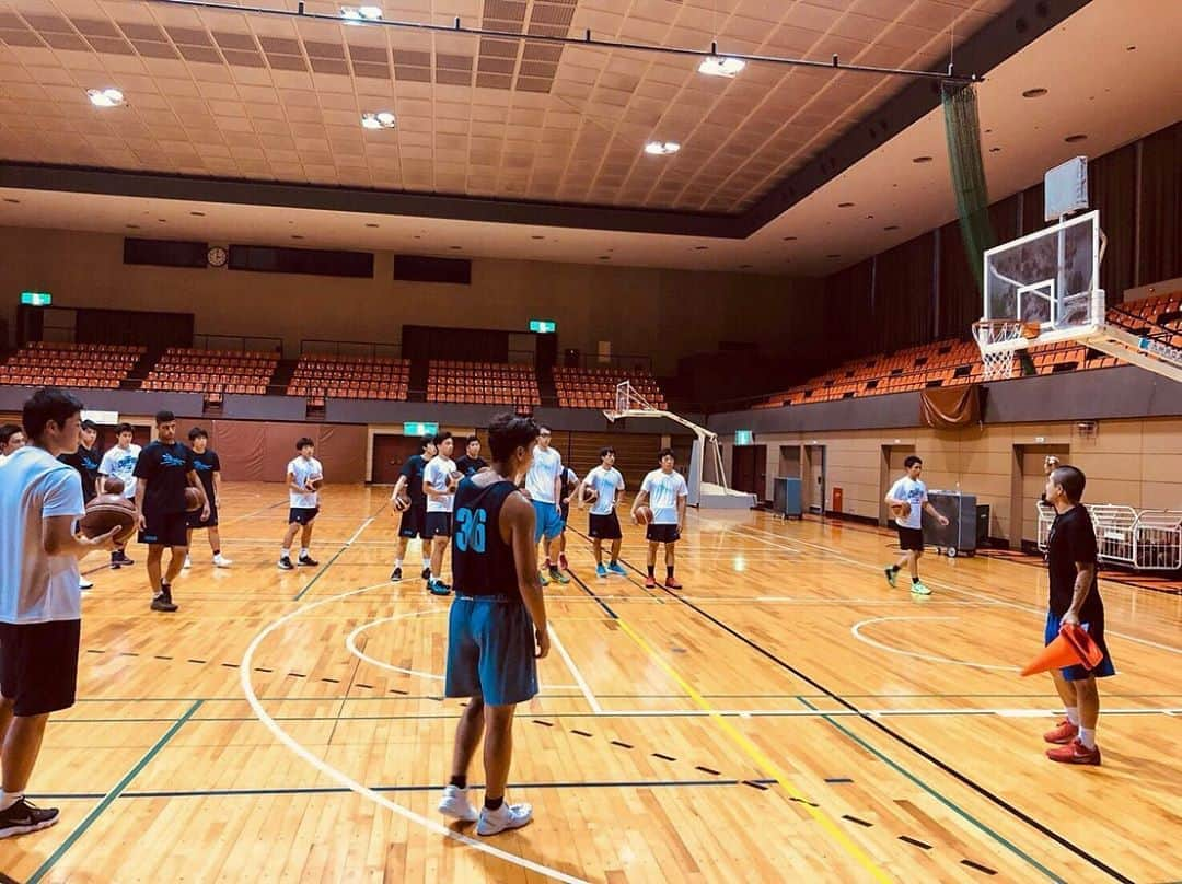 青木康平さんのインスタグラム写真 - (青木康平Instagram)「今日は共立大学の男子バスケ部のトレーニングに行ってきました！ 久しぶりに会う彼らは少したくましくなっていました💪 今日彼らに話した事が彼らに響いていたら嬉しいです！ また呼んで頂いて本当に感謝です🙇川面さんありがとうございました🙇 全ては自分次第👊 行動あるのみ👊👊👊 #watchandc#watchandcacademy#九州共立大学#男子バスケ部#川面さん#11」8月8日 23時02分 - cohey11