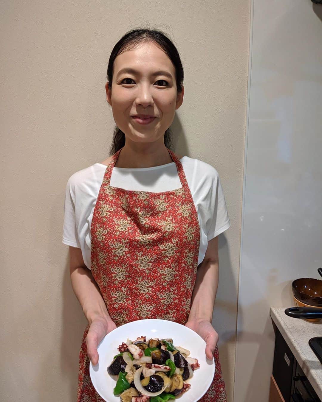 のインスタグラム：「本日の４７発信プロジェクト！こんにちは。元ＮＨＫ鹿児島放送局の山城優子です。 『夏に食べたい！天草の郷土料理』 ソーメン、冷やし中華、カレー、うなぎ…夏になると無性に食べたくなるものってありませんか？ 私はこれ！「ぶた和え」です。見たところ豚肉は入っていないですよね。 入っているのは…そう、「タコ」です！ 天草の郷土料理「ぶた和え」の「ぶた」は豚肉ではなく「タコ」。 沖縄のゴーヤチャンプルをヒントに誕生したようですが、豚肉は高級品だったため、代わりに安価で手に入りやすいタコを使ったとされています。ピーマンやナスなどの夏野菜とタコを炒めて作りますが、味の決め手は「麦味噌」！香りがよく……………続きはトップページのリンクから、『47発信プロジェクト』ページへ！  #47発信プロジェクト #アナウンサー #フリーアナウンサー #女子アナ #女子アナ47 #地方創生 #地方創生アナウンサー #マッチングサイト #マッチングサービス #47発信プロジェクト  #japanese #announcer #団体 #地方局 #47都道府県 #東京  #47project #鹿児島県 #鹿児島 #山城優子#天草#郷土料理#ぶた和え# タコ」