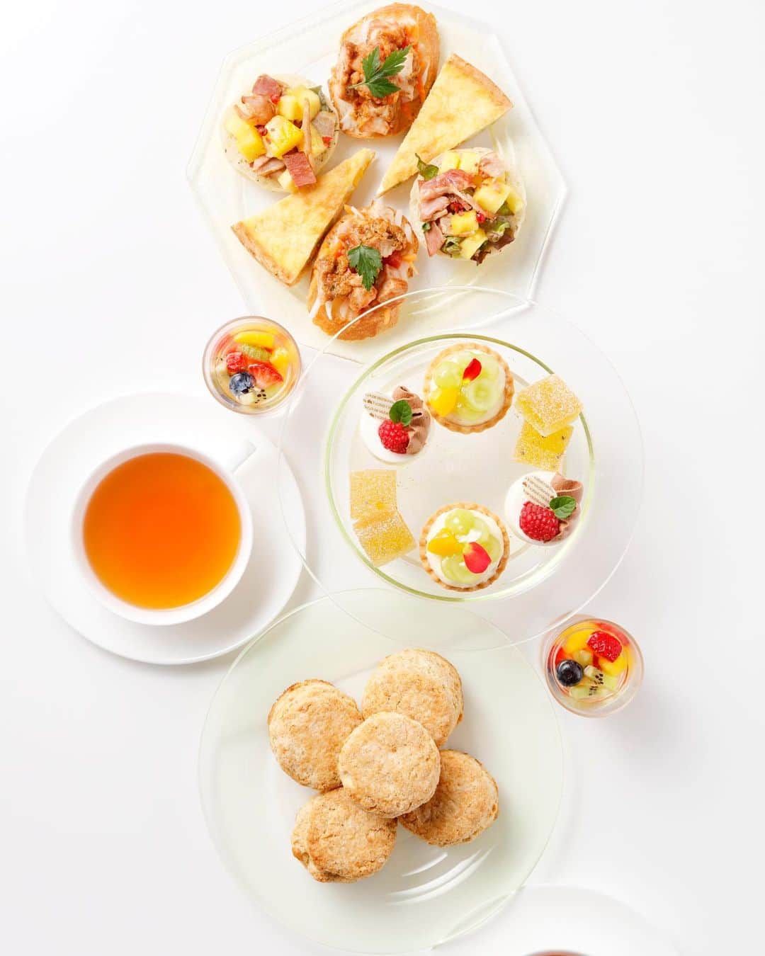 hotel nikko kanazawa ホテル日航金沢さんのインスタグラム写真 - (hotel nikko kanazawa ホテル日航金沢Instagram)「. . . *・。*8月は『サマーフルーツアフタヌーンティー』.*・。* . 1階ロビーラウンジ『ファウンテン』にてご提供いたします 8月の【サマーフルーツアフタヌーンティー】のご案内です。 . 地元産野菜のサンドイッチやスイーツ、スコーンなど多彩に取り揃えています♬ . 人気のロンネフェルトティーは、色々茶葉を替えて、お愉しみ下さいませ♬ . 是非【サマーフルーツアフタヌーンティー】で夏をちょっと優雅に乗り切りませんか✨ . ***************************** . 【提供期間】 8月1日(木)〜8月31日(土) 11:30〜17:00 . 【料金】お一人様 ¥2,300 . . #ホテル日航金沢 #日航金沢#hoteruniltukoukanazawa#summer #summerfruits #アフタヌーンティー #afternoontea #fountain#ファウンテン#ロビーラウンジ#teatime #happy#8月 #afternoonteatime」8月8日 14時05分 - hotelnikkokanazawa