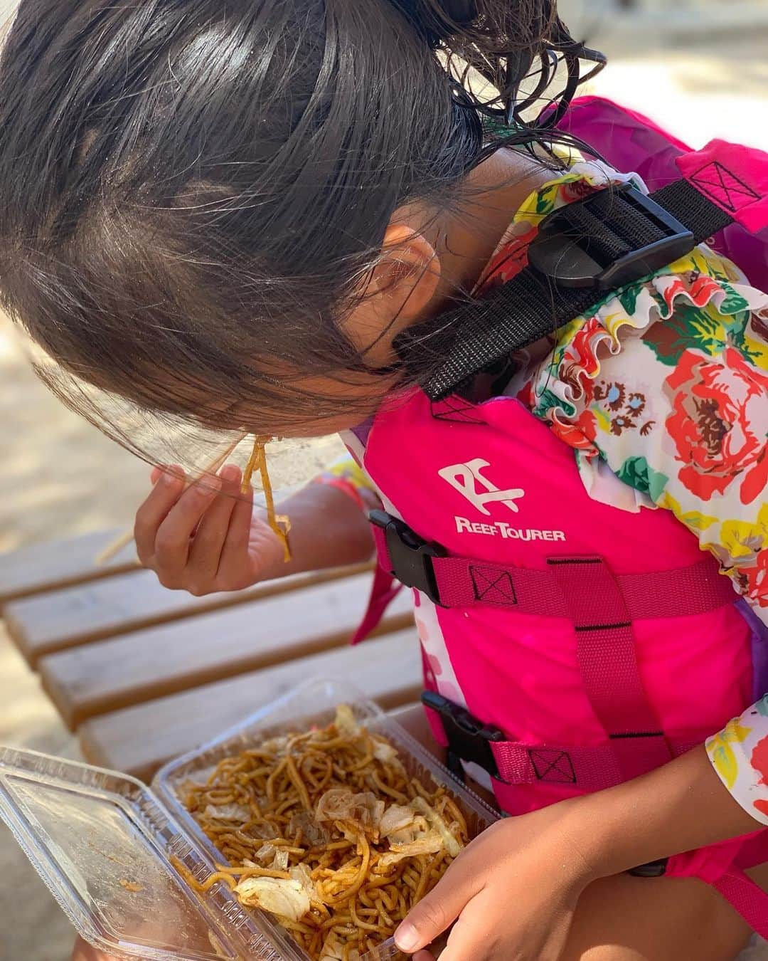 森上亜希子さんのインスタグラム写真 - (森上亜希子Instagram)「海の家で食べる物って本当に何でも美味しく感じるよね〜。 ライフジャケットぐらい外せば良いのにね。笑 #夏休み #海 #海の家 #焼きそば #冷やしうどん #最高 #思い出 #mamalife #2児のママ #tennis #テニス #テニス選手」8月8日 14時07分 - akiko_morigami