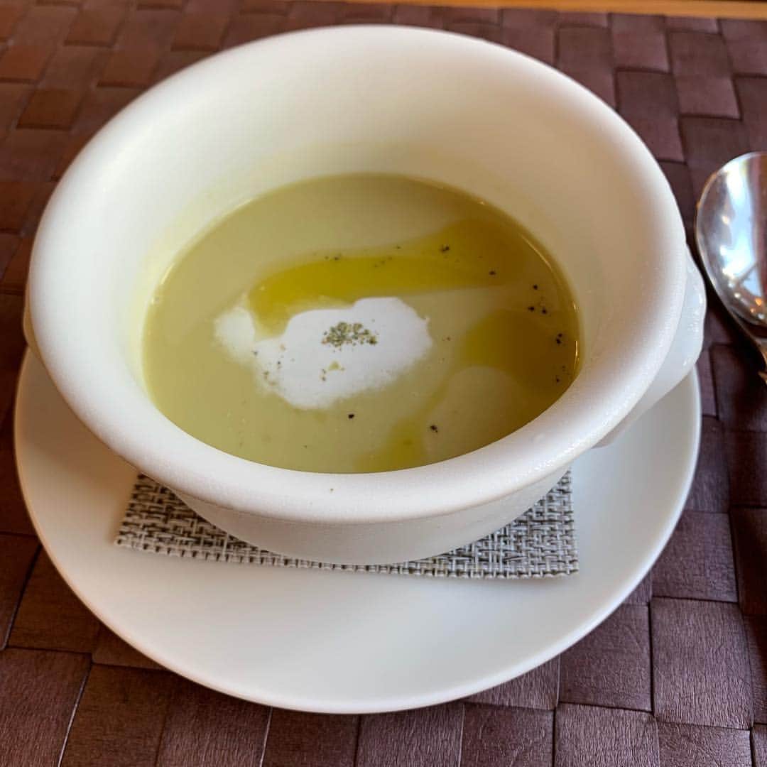 野間美由紀さんのインスタグラム写真 - (野間美由紀Instagram)「オードブル盛り合わせ、アスパラの冷製スープ、ミートパイ、ルバーブとカスタードのクレープ。ご馳走さまでした。」8月8日 14時22分 - rose_m