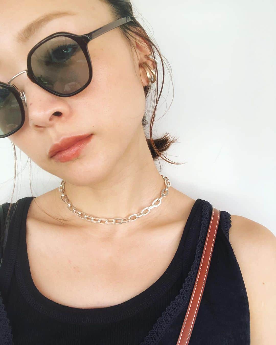 野尻美穂のインスタグラム：「手元じゃないところのアクセサリーは最近このパターンが多いです。 チェーンネックレスは長いやつを後ろに垂らして使ってます🥰 イヤーカフは色が違うのをわざと着けたい。反対側はゴールドのミホナノの細いイヤリング🥰 はー暑い☀️ #チェーンネックレスもblancirisだよ #accessories #口の横にホクロできた😭シミか😭 #サングラスはayame🕶」
