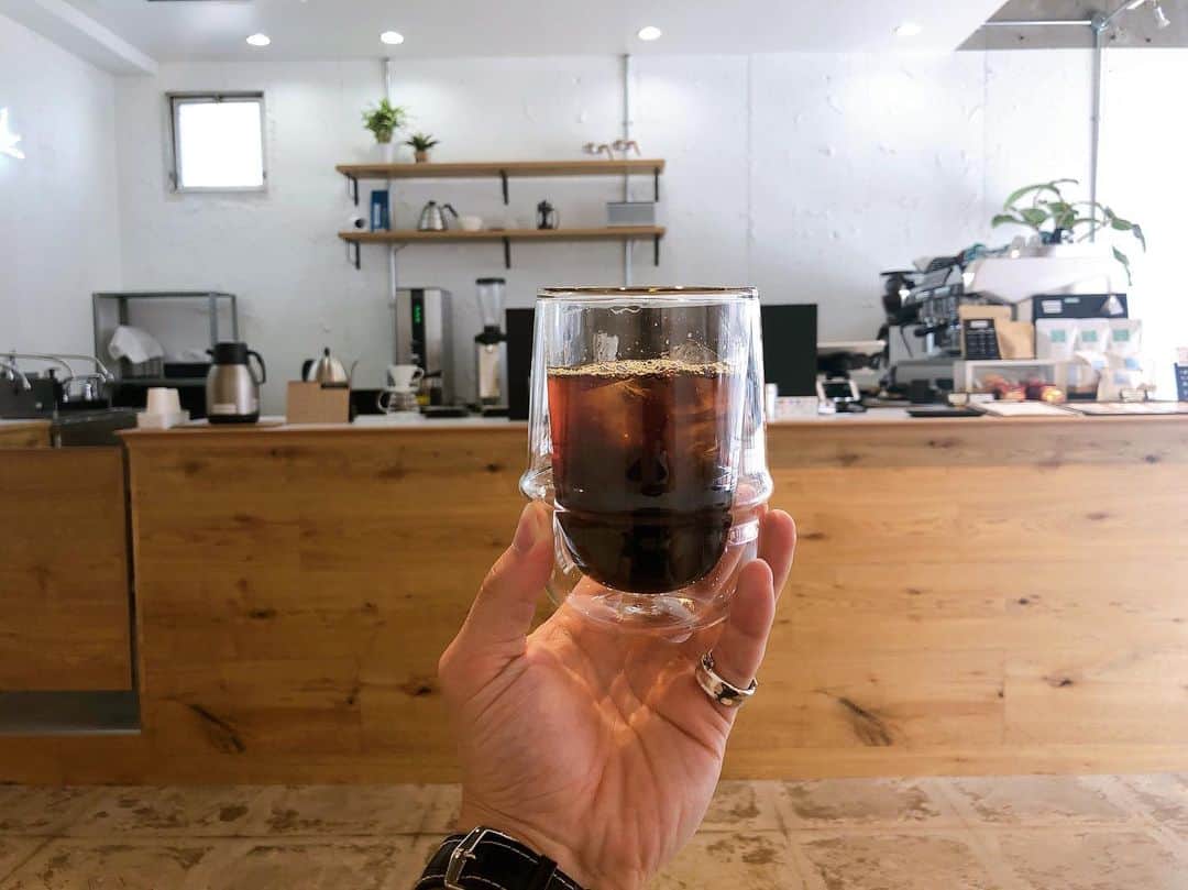 川口太一さんのインスタグラム写真 - (川口太一Instagram)「国際免許取得の為に平針に行ってその帰りにふらっと立ち寄ったカフェ @bench_coffee_stand  リラックスできる空間に美味しいコーヒー最高でした。店員さんも優しくコーヒーについて色々教えて頂きました！ゆうまさんにも偶然遭遇して一緒に来てもらいました！笑 #benchcoffeestand #カフェ好きな人と繋がりたい #コーヒー好きな人と繋がりたい #インテリア好きな人と繋がりたい」8月8日 14時25分 - k.taichi20