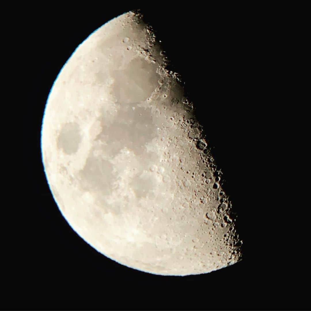 ニール・ブロムカンプのインスタグラム：「iPhone through #celestron viewfinder. #okanagan」