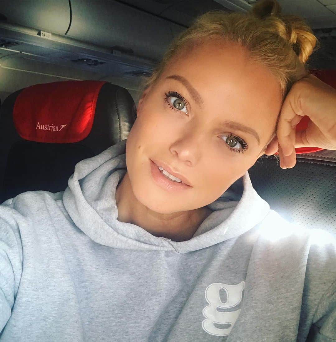 フランツィスカ・クヌッペさんのインスタグラム写真 - (フランツィスカ・クヌッペInstagram)「Good Morning everyone ❤️💋✨🙌🏻 ✈️ ... on my way to Vienna  #lovemyjob #traveller #work #fashionshoot #enjoylife #everysecond #vienna #austria」8月8日 14時37分 - franziskaknuppe