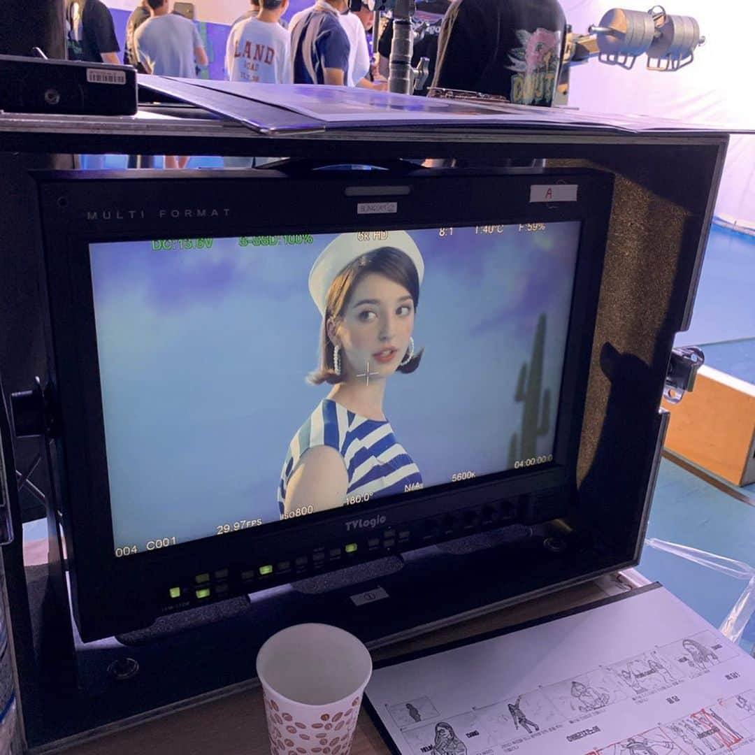 アンジェリーナ・ダニロヴァさんのインスタグラム写真 - (アンジェリーナ・ダニロヴァInstagram)「Behind the scenes of the Angelinus cafe commercial.Wanted to share with you this fun experience.Changing concepts 6 times, acting and dancing for 24h straight.So grateful for everyone on our team.You guys are the best. #angelinus #almostdiedrollerskating #lovemyjob」8月8日 14時44分 - angelinadanilova