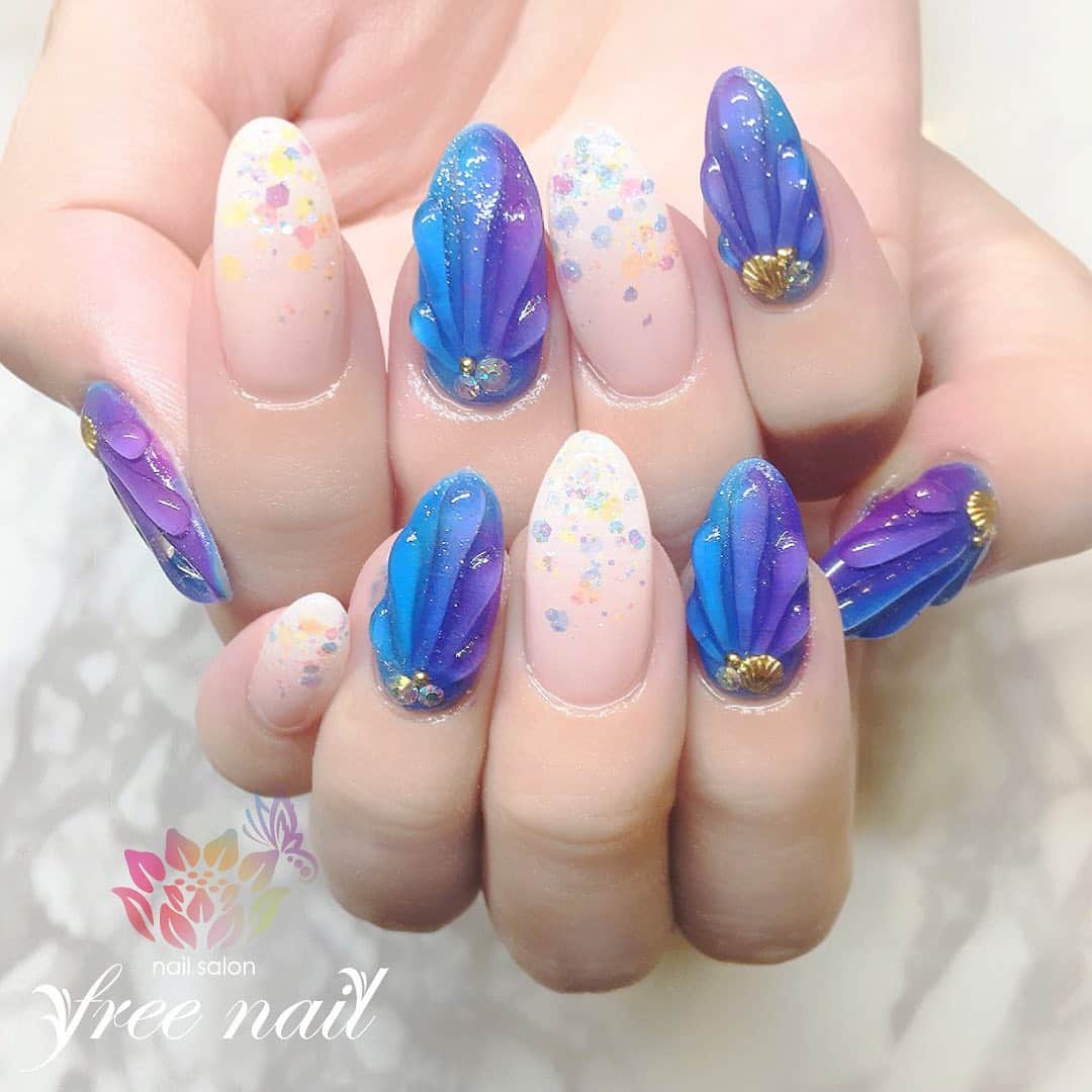 free nail フリーネイルのインスタグラム：「. お客様ネイル💅🏻🌊✨ . マーメイドネイル🧜🏻‍♀️💕 . Best Summer Nailsは 人魚の鱗ネイル🧜🏻‍♀️🐚⭐️ . ご来店ありがとうございました🙇🏻‍♀️🙇🏻‍♀️🙇🏻‍♀️💗 . #ネイル #フリーネイル #ネイルアート #ジェルネイル #ネイルサロン #大阪ネイルサロン #ネイルデザイン #ネイルチェンジ #サマーネイル #マーメイドネイル #人魚の鱗 #人魚の鱗ネイル #グラデーションネイル #ホログラムネイル #ピンクネイル #ブルーネイル #デザインネイル #トレンドネイル #おしゃれネイル #人気ネイル #夏ネイル #美甲 #日式美甲 #summernails #nailsart #nailsalon #nailsdid #newnails #newnail #freenail」