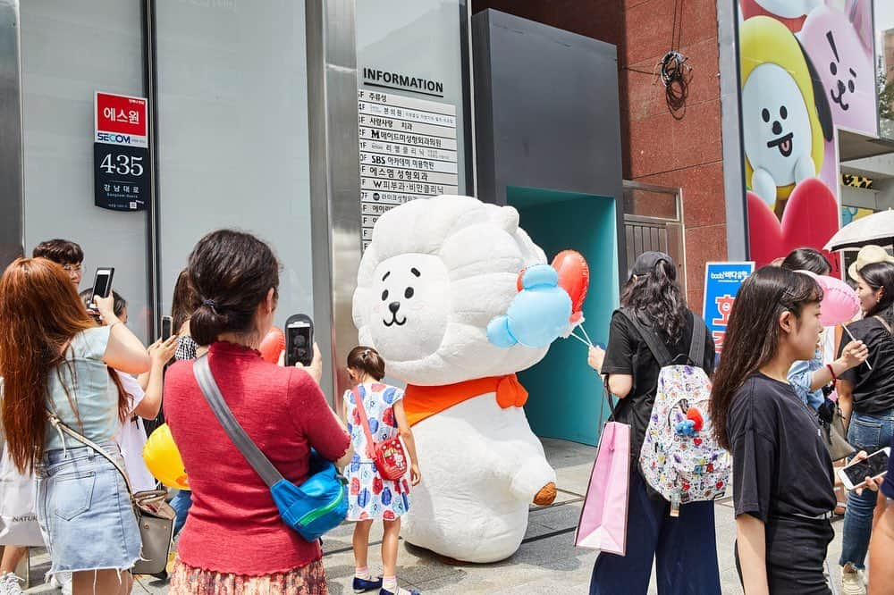 BT21 Stars of tomorrow, UNIVERSTAR!さんのインスタグラム写真 - (BT21 Stars of tomorrow, UNIVERSTAR!Instagram)「Thank you so much and appreciate all your love💕  FIND OUT MORE 🔍 LINK IN BIO . 📍 437, Gangnam-daero, Seocho-gu, Seoul  #THANKYOU #LOVEYOU #TakeMeToGangnam #MeetInGangnam #LINEFRIENDSSTORE #GANGNAM #BT21」8月8日 14時56分 - bt21_official