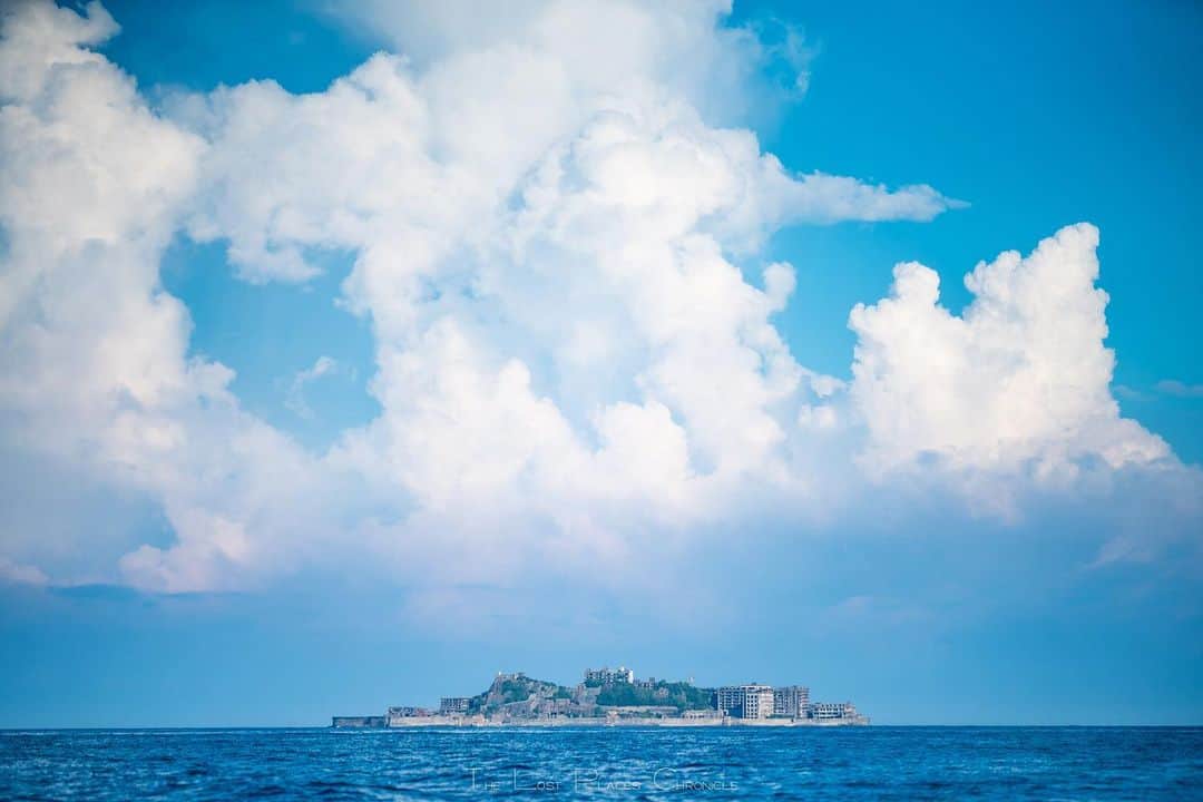 啝 （わ）のインスタグラム：「Summer Clouds & Battleship Island 𓆲 𓆲 𓆲 #廃墟 #Abandoned #AbandoniG #allabandoned #abandonedworld #Abandonedafterdark #abandoned_addiction #abandoned_greece #abandon_seekers_ #Abandoned_Excellence #abandonedcentral #beAlpha #discarded_butnot_forgotten #DECAY_iLLife #desertedplaces #ethereal_moods #grime_nation #grime_reapers #GoTrespassing #ig_urbex #Itsabandoned #KINGS_ABANDONED #renegade_abandoned #sombrexplore #urbex_supreme #urbex_regards #urbexplaces #urbex_disciple #urbex_utopia  #japan_urbex」