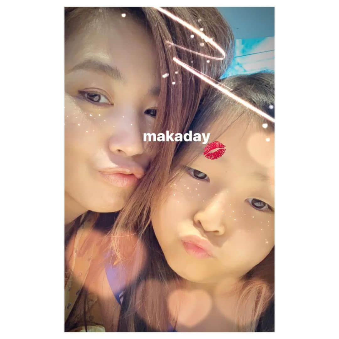 MINMIさんのインスタグラム写真 - (MINMIInstagram)「マカさんDAY。一足お先に ライオンキング 🦁 見たよ♪ アニメで見た感動が、実写になってリアルな迫力！ "circle of life " は まさに "命の循環" 大切なメッセージが込められてたんだーなんて、再認識しました。 見終わってテンション上がりすぎた♪私と疲れ眠ってしまうマカさん🦁w でしたっ！ 笑笑 #ライオンキング #これぞキングオブエンタメ 8月9日公開だよー 🌴 #circleoflife #命の循環」8月8日 14時49分 - minmidesu