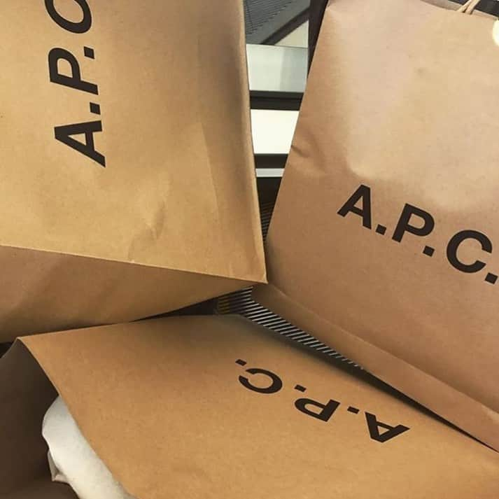 アーペーセーさんのインスタグラム写真 - (アーペーセーInstagram)「A.P.C.kraft bags  Regram @i_am_meg23」8月8日 14時49分 - apc_paris