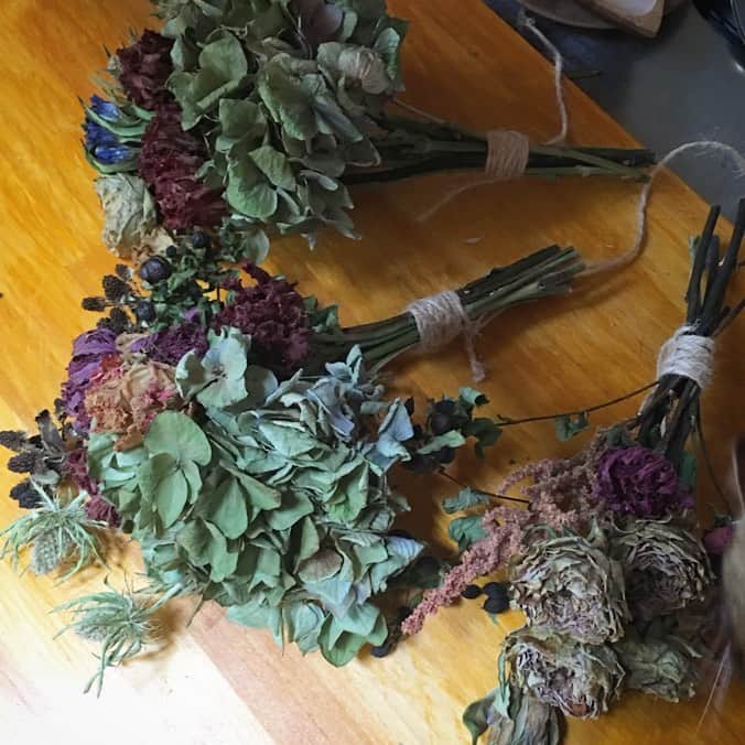 沙田瑞紀さんのインスタグラム写真 - (沙田瑞紀Instagram)「最後のライブの日にいただいたお花たち 家中に吊るして乾燥させていたんだけど とってもきれいなドライフラワーになったよ  いつでもみんなを思い出せるなぁ💐💐 🌿☺️ #dryflower」8月8日 14時52分 - mizuki_masuda